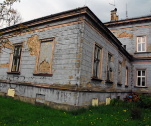Koszmar opiekunów niepełnosprawnej kobiety. Urzędnicy zesłali nas do rudery i każą wietrzyć