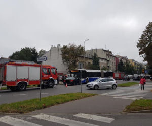 Czołowe zderzenie samochodu z autobusem w Krakowie