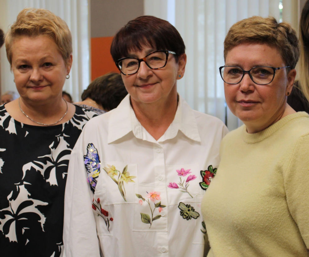 Trzy uśmiechnięte kobiety podczas uroczystości w bibliotece. O zmianach kadrowych przeczytasz na Eska Siedlce.