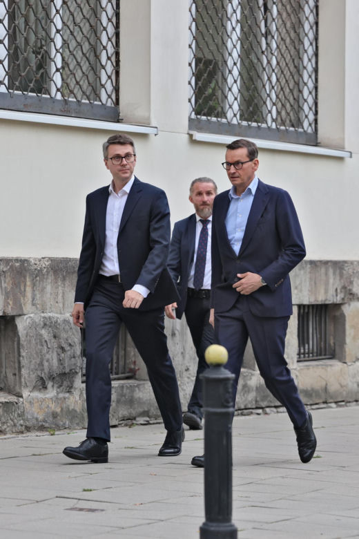 Zamiast na Nowogrodzkiej, Morawiecki i jego stronnicy spotkali się przy Konopnickiej. Były cukierki dla dziennikarzy