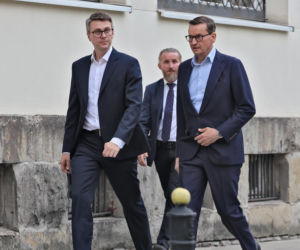 Zamiast na Nowogrodzkiej, Morawiecki i jego stronnicy spotkali się przy Konopnickiej. Były cukierki dla dziennikarzy