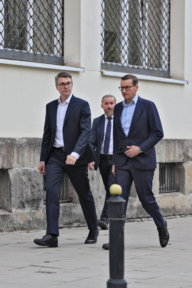 Zamiast na Nowogrodzkiej, Morawiecki i jego stronnicy spotkali się przy Konopnickiej. Były cukierki dla dziennikarzy