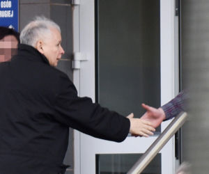 Kontuzja Kaczyńskiego. Wiemy jak do tego doszło. Kto zawinił?