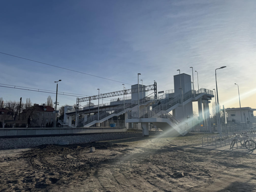 Nowa kładka nad torami przy stacji PKP Olszynka Grochowska (marzec 2025)