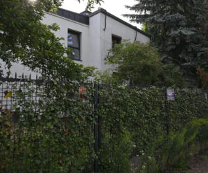 Smutny widok domu Kaczyńskiego. Willa na Żoliborzu się sypie