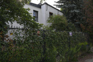 Smutny widok domu Kaczyńskiego. Willa na Żoliborzu się sypie