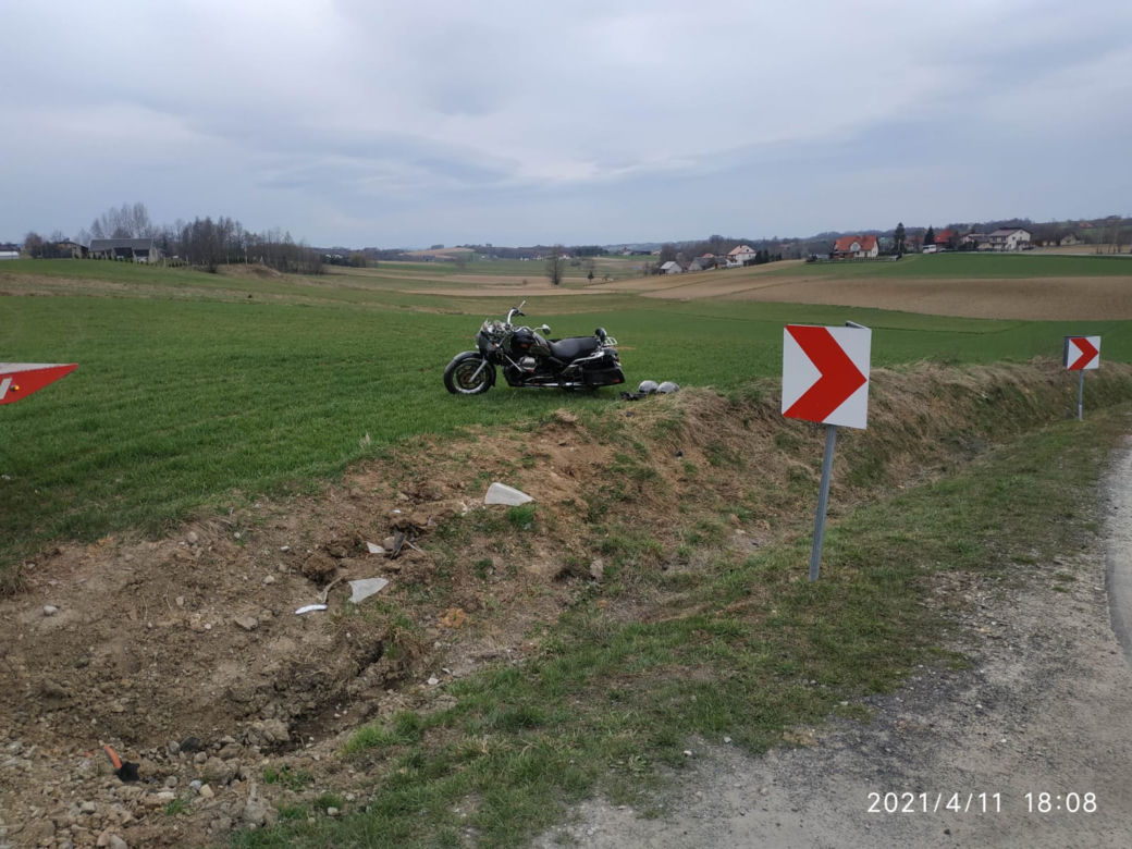 Kowalowa. Groźny wypadek motocyklisty. Jego pasażerka ma złamany kręgosłup