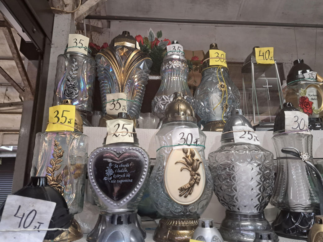 Wszystkich Świętych 2023. Ile w Krakowie trzeba zapłacić za znicze?