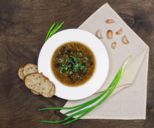 Siwucha – zapomniana zupa z suszonych grzybów i śliwek, która zaskakuje głębią smaku. Ten duet działa lepiej, niż myślisz