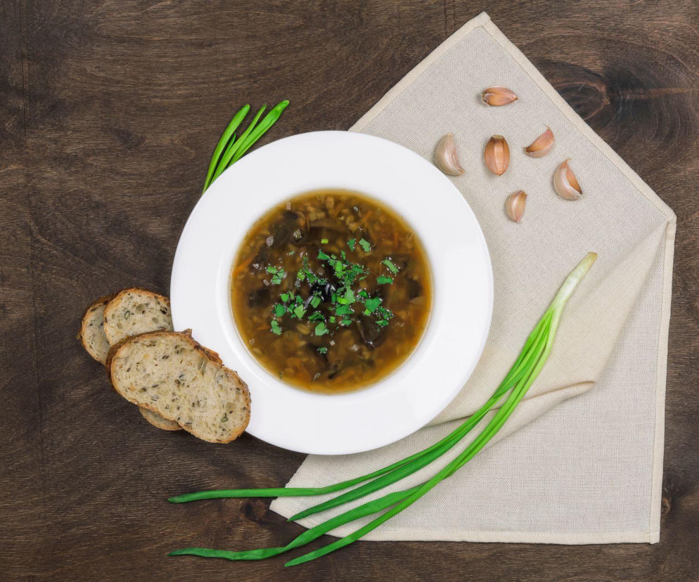 Siwucha – zapomniana zupa z suszonych grzybów i śliwek, która zaskakuje głębią smaku. Ten duet działa lepiej, niż myślisz