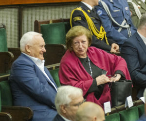 Była pierwszą kobietą na stanowisku premiera III RP. Już po roku złożyła dymisję