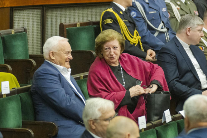 Była pierwszą kobietą na stanowisku premiera III RP. Już po roku złożyła dymisję