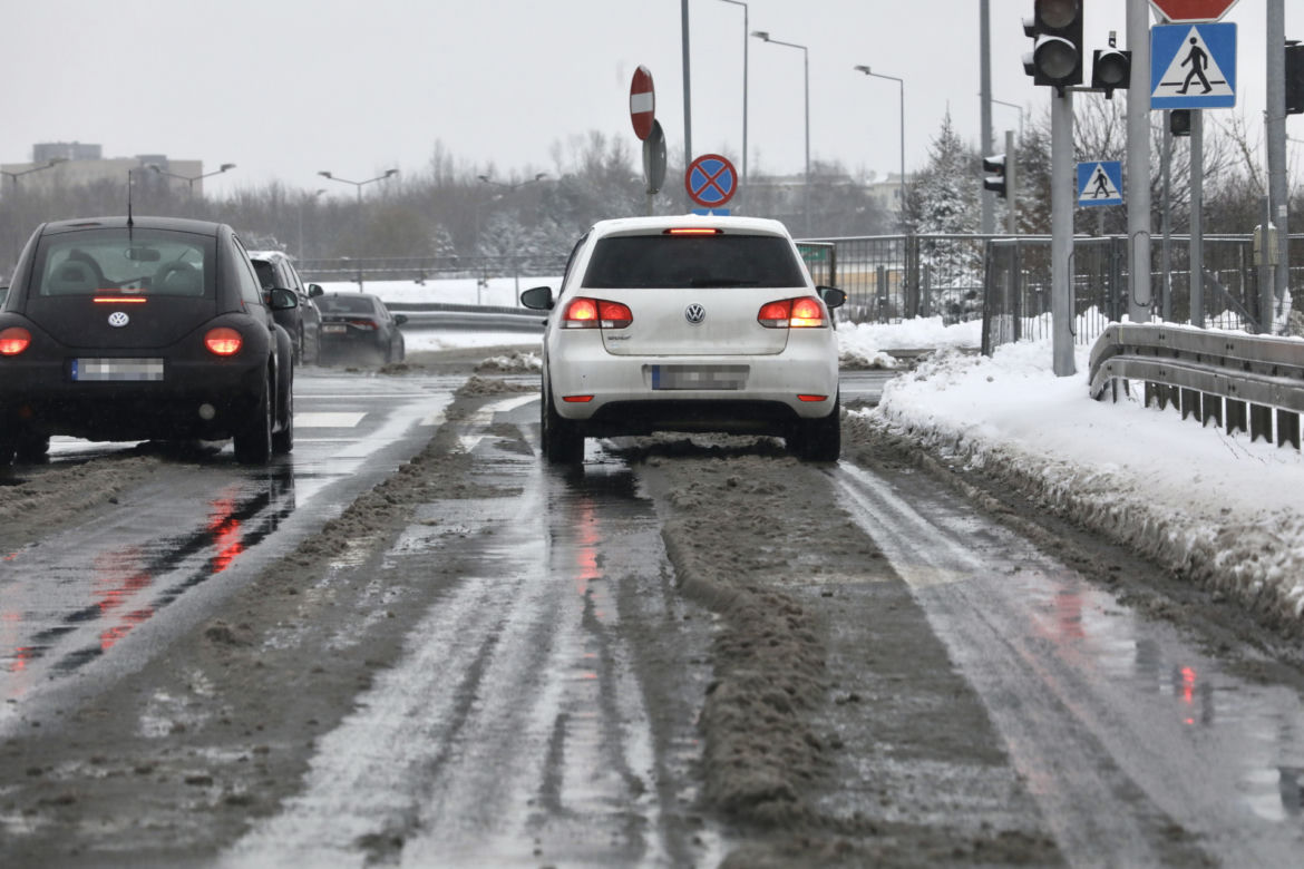 Warszawa nie radzi sobie z atakiem zimy. Chodniki toną w śniegu