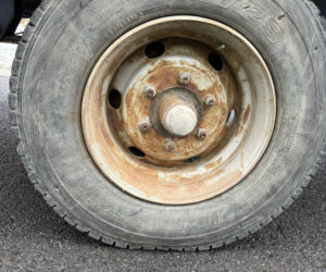 Ciągnik z naczepą, a na naczepie… nieoznakowany kilkumetrowy betonowy słup