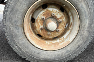 Ciągnik z naczepą, a na naczepie… nieoznakowany kilkumetrowy betonowy słup