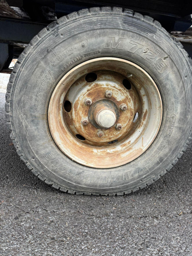 Ciągnik z naczepą, a na naczepie… nieoznakowany kilkumetrowy betonowy słup