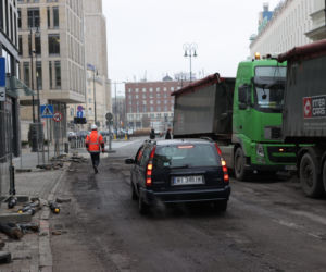 Armagedon w centrum Warszawy. Auta w kolejce do wypisania mandatów! Rozkopują pl. Pięciu Rogów