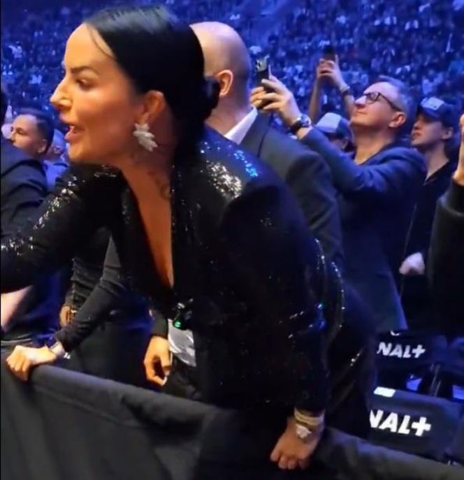 Kamila Wybrańczyk podczas walki Artura Szpilki na KSW