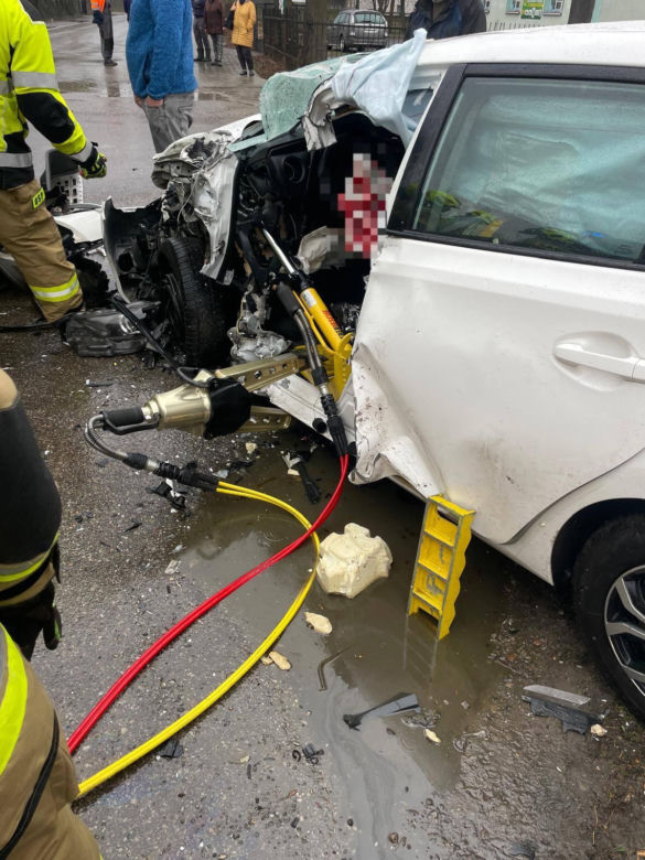 Groźny wypadek w Krzesku-Majątku. W aucie zakleszczona była jedna osoba