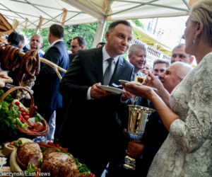 Prezydent Andrzej Duda je żonie z ręki. Czuły gest pierwszej damy.