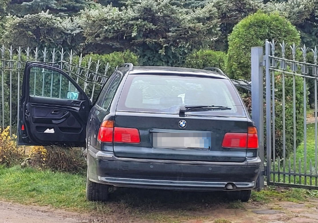 Chciała kupić samochód. Pijana w sztok rozbiła się na płocie w czasie próbnej jazdy