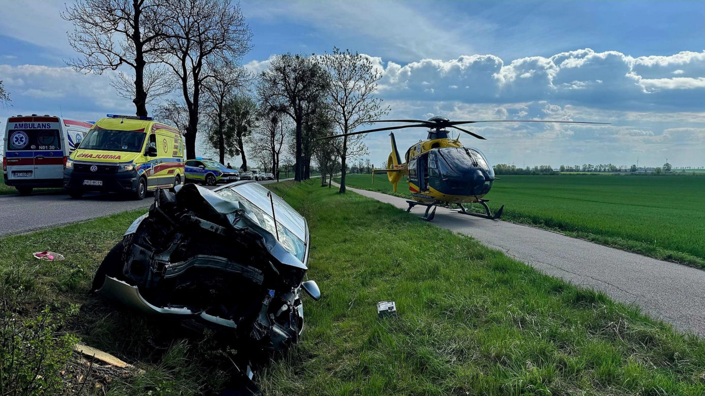 Huknęła oplem w drzewo. Wielu rannych, lądował śmigłowiec