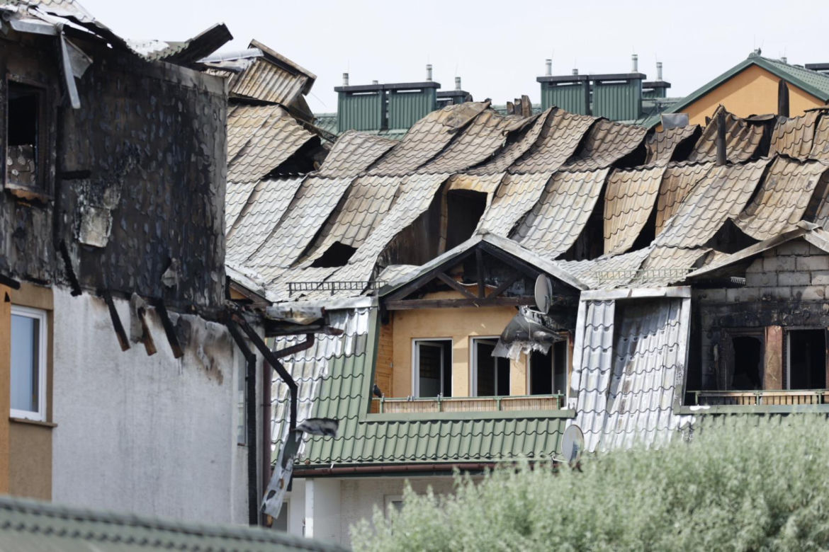 Blok przy ul. Powstańców w Ząbkach po pożarze