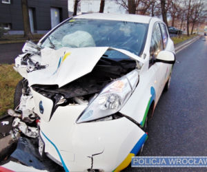 Pijany kierowca rozbił samochód elektryczny z wypożyczalni