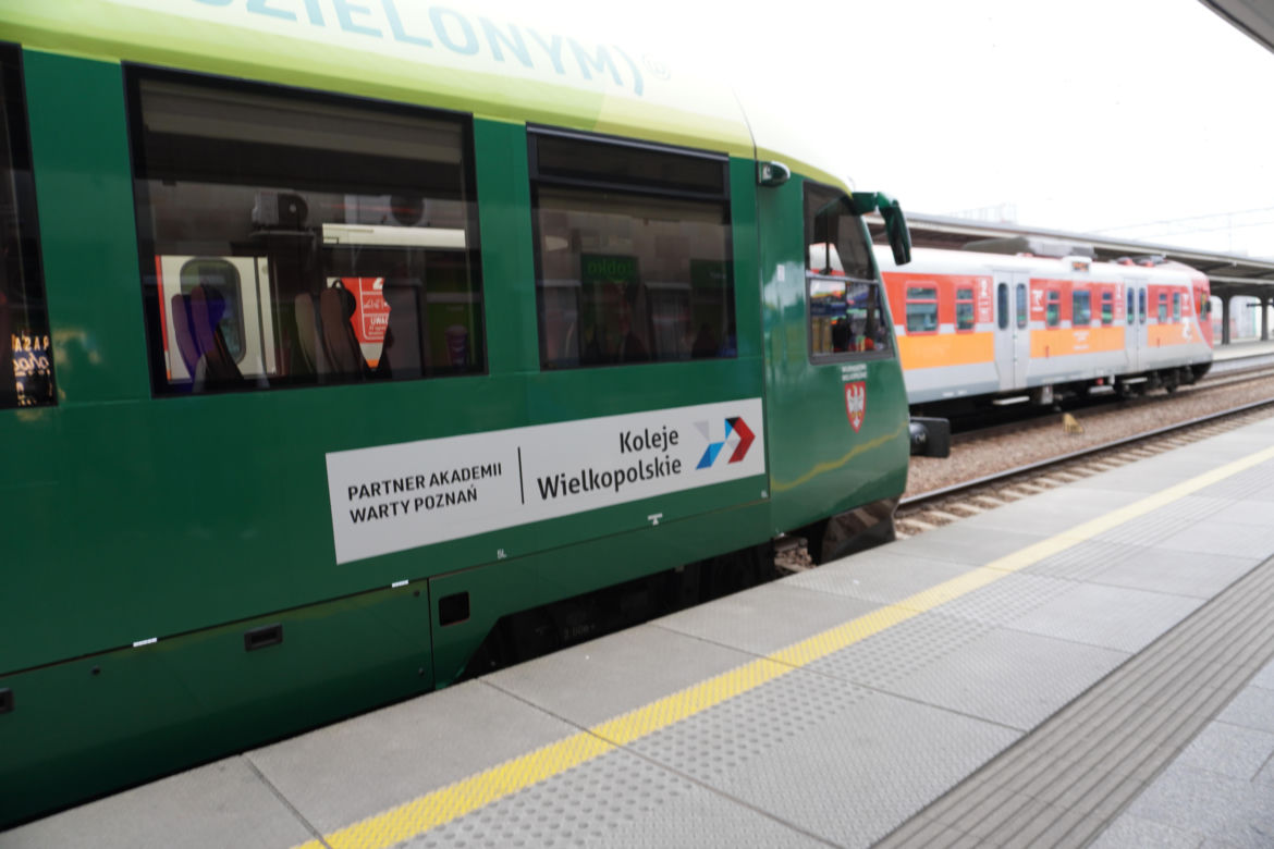 Pociąg Kolei Wielkopolskich w barwach Warty Poznań