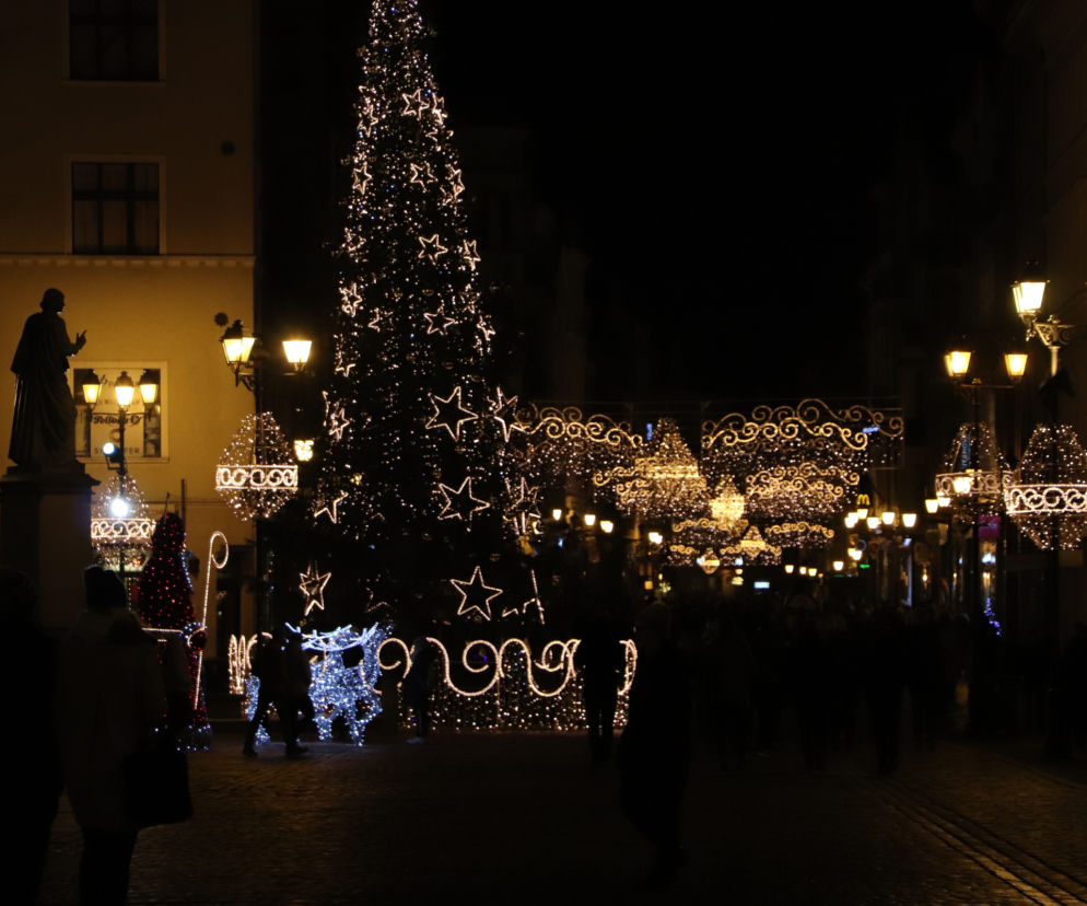 Toruńska starówka stroi się na święta. Kiedy zobaczymy całą iluminację?