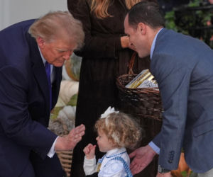 Cukierek albo psikus! Trump zaskoczył pod Białym Domem