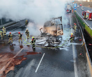 10-kilometrowy korek na A2 pod Warszawą. TIR stanął w płomieniach!