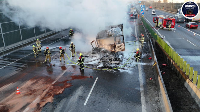 10-kilometrowy korek na A2 pod Warszawą. TIR stanął w płomieniach!