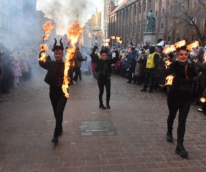 Orszak Trzech Króli 2026 w Toruniu. Zdjęcia z samego serca starówki