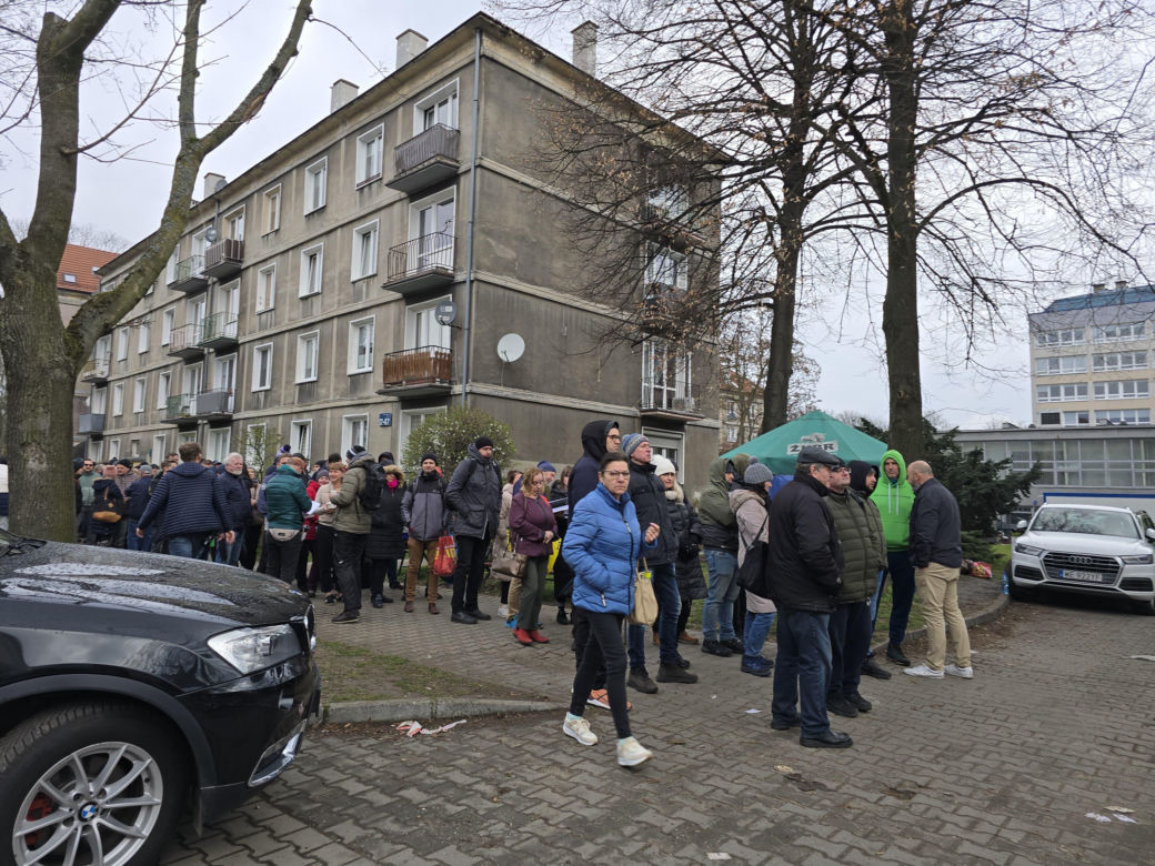 Kilkaset ludzi czeka przed wejściem do punktu obsługi grantobiorców w Tychach