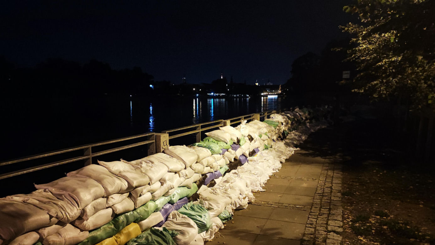 Walka o wrocławskie osiedla nad Odrą i Oławą. Mieszkańcy do późnych godzin nocnych ratowali dobytek