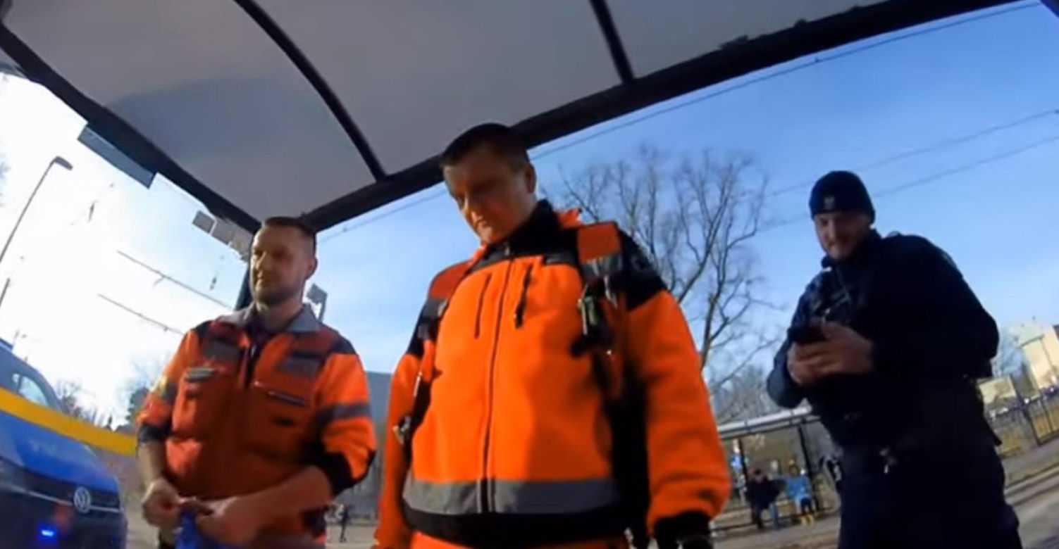 Zziębnięta seniorka odnaleziona na przystanku w Toruniu