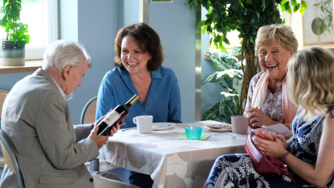 M jak miłość odc. 1902. Karol Kosowski (Stanisław Brejdygant), Judyta (Paulina Chruściel), Marysia (Małgorzata Pieńkowska), Barbara (Teresa Lipowska)
