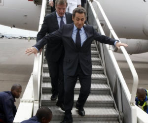 Nicolas Sarkozy na lotnisku w Rwandzie 