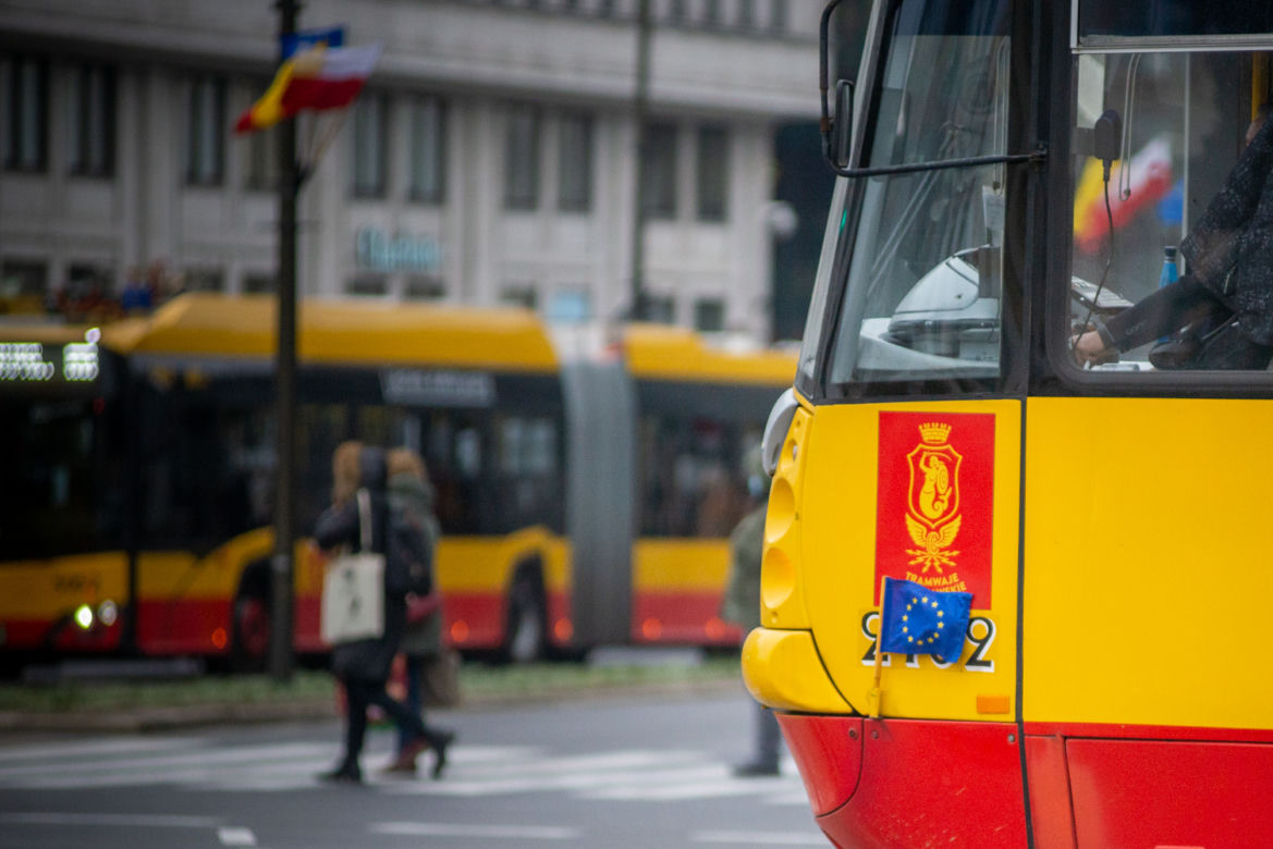 Flagi na ulicach Warszawy. Co się dzieje