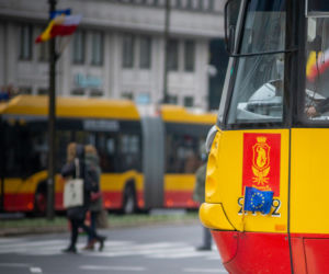 Flagi na ulicach Warszawy. Co się dzieje
