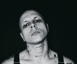 Jędrzej Wise pokazał zdjęcie mamy z 1990 roku - i udowadnia, że polski grunge ma się dobrze! Posłuchaj Do mamy