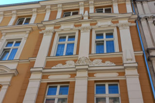 Kamienica przy Słowiańskiej w Lesznie odzyskała dawny blask. Klatka schodowa zachwyca! [ZDJĘCIA]