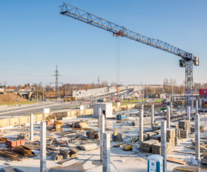 Budowa Outlet Center Factory Warszawa Ursus. Jeden z dwóch dźwigów na placu budowy galerii (fot. z 24 listopada 2014)
