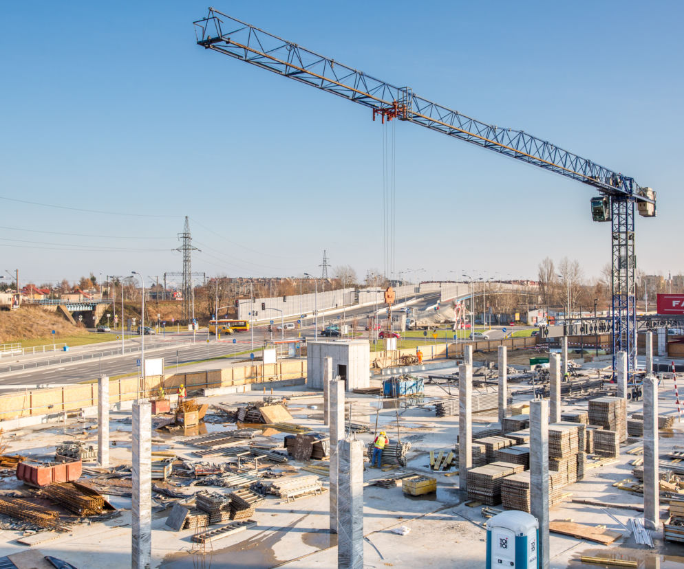 Budowa Outlet Center Factory Warszawa Ursus. Jeden z dwóch dźwigów na placu budowy galerii (fot. z 24 listopada 2014)