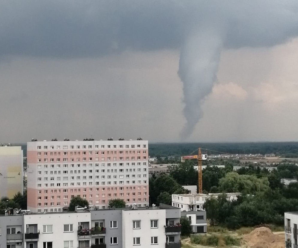 Trąba powietrzna na Śląsku?! Widok z Żor sieje postrach. Te ujęcia robią wrażenie! [WIDEO, ZDJĘCIA]