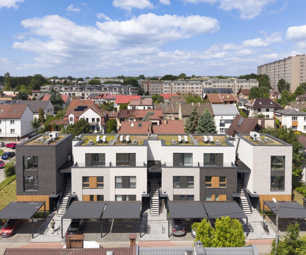 Nowoczesne szeregowce osiedla Proste Kąty z lotu ptaka. O architekturze w Krakowie przeczytasz na portalu Architektura.