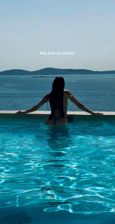 Roxie Węgiel relaksuje się w Mykonos