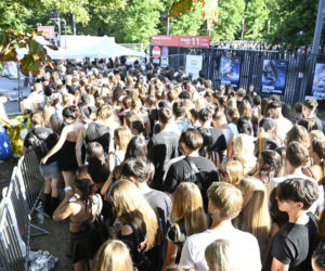 Fani w upale czekają na koncert The Weeknd. Tłumy w Warszawie