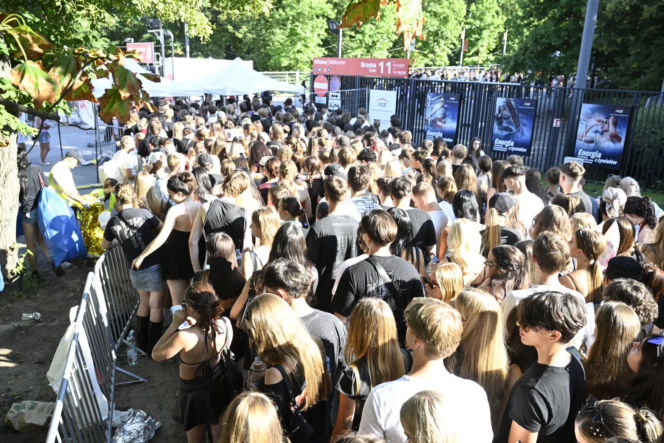 Fani w upale czekają na koncert The Weeknd. Tłumy w Warszawie